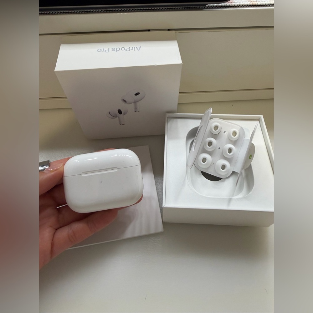 Apple AirPods Pro 2nd Generation - Picture 4 of 17